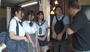 Thất nghiệp, ông bố khốn nạn dẫn 3 bé ngoan đi bán dâm