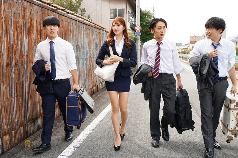 Nhầm lẫn khi đặt phòng, 3 nhân viên trúng độc đắc được ở cùng tiền bối nữ