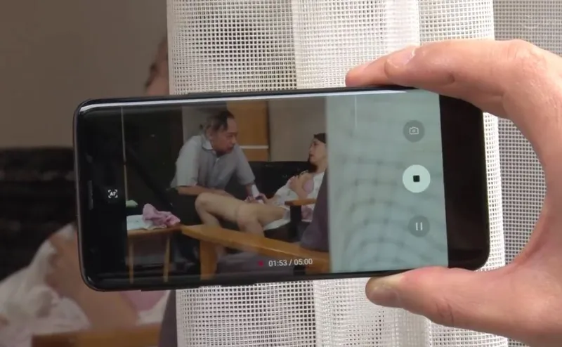 Vợ của con trai gian díu với bố người chồng bị gã cấp trên khu phố phát hiện