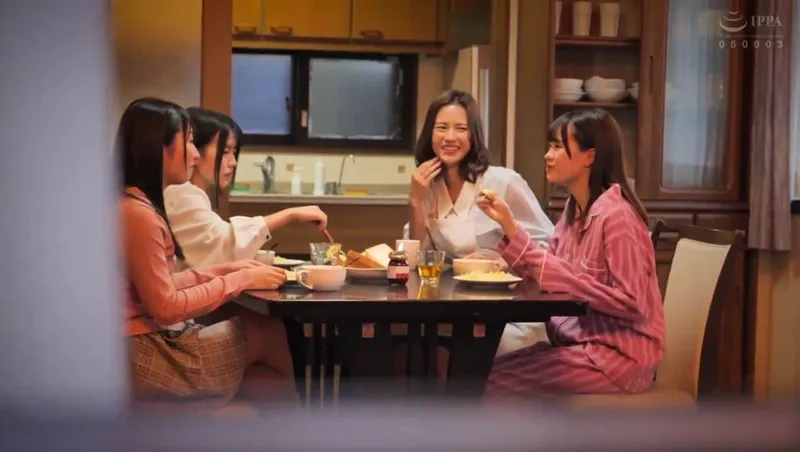 Bố đi vắng, 4 hạt giống nhỏ ở nhà bị những tên côn đồ để ý tới