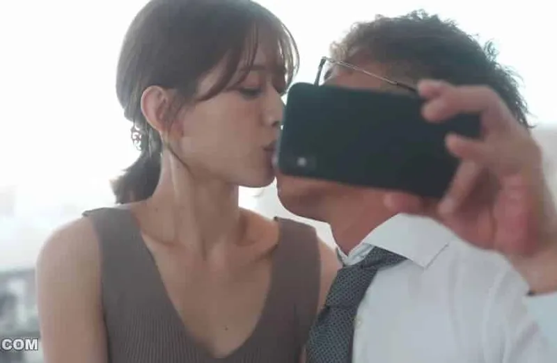 Thấy cô vợ hơi lạ, anh xã xem điện thoại bà xã và thấy cảnh xxx với sếp của mình