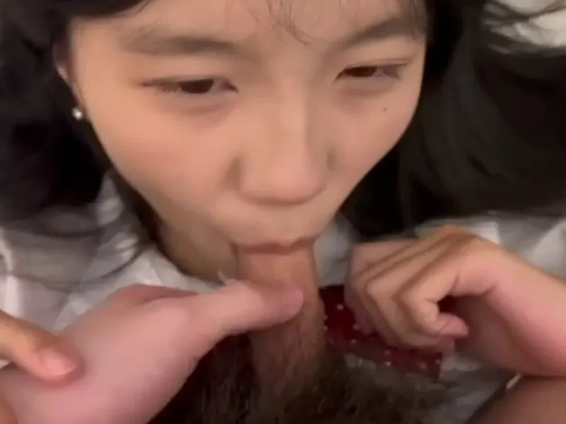 Em loli dễ thương liếm cậu bé biến em thành con em đĩ nứng p2